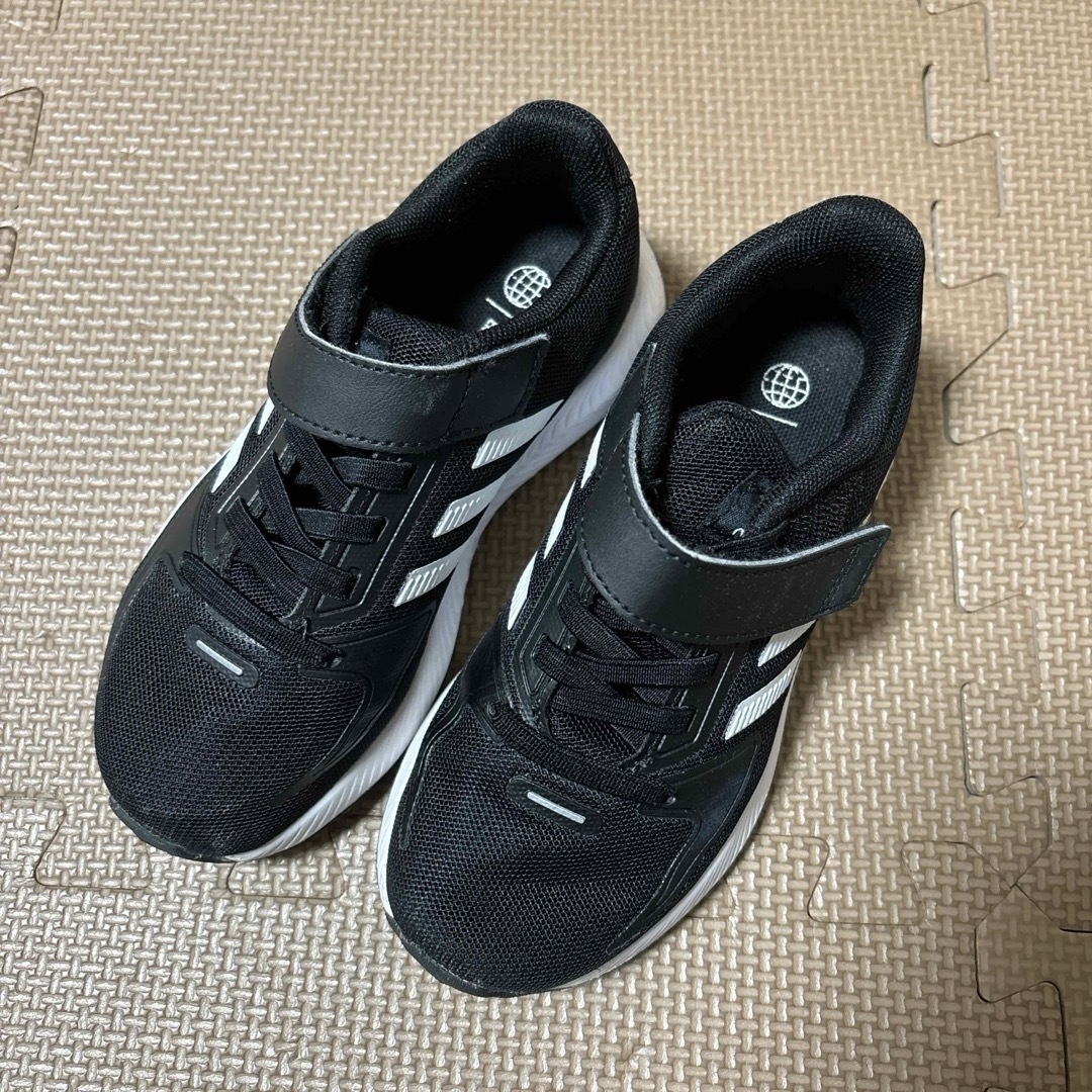 adidas(アディダス)の【adidas】キッズ　スニーカー　黒　17cm キッズ/ベビー/マタニティのキッズ靴/シューズ(15cm~)(スニーカー)の商品写真