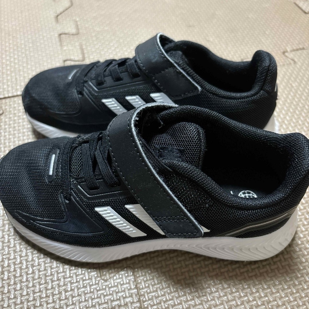 adidas(アディダス)の【adidas】キッズ　スニーカー　黒　17cm キッズ/ベビー/マタニティのキッズ靴/シューズ(15cm~)(スニーカー)の商品写真