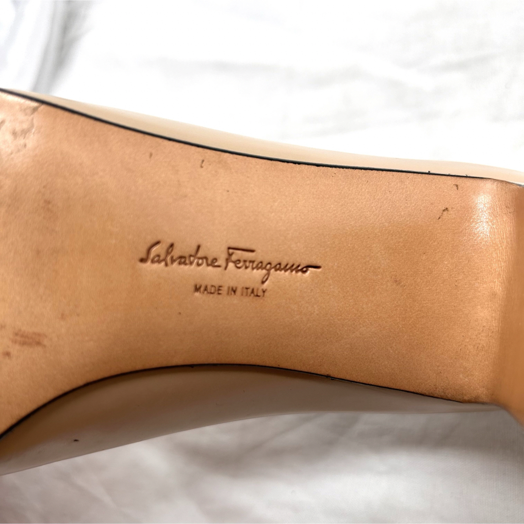 Salvatore Ferragamo(サルヴァトーレフェラガモ)の【美品】サルバトーレ　フェラガモ　型押し切り替えパンプス　ロゴプレート レディースの靴/シューズ(ハイヒール/パンプス)の商品写真