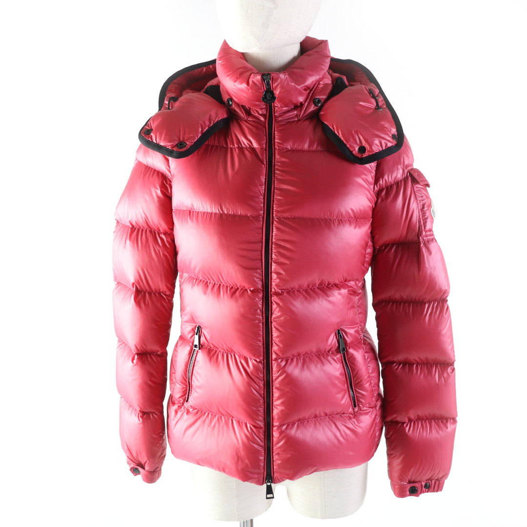 MONCLER(モンクレール)の美品★MONCLER モンクレール BERRE ベール フード・ロゴワッペン付 ZIP UP ダウンジャケット ピンク 0 国内正規品 レディース レディースのジャケット/アウター(ダウンジャケット)の商品写真