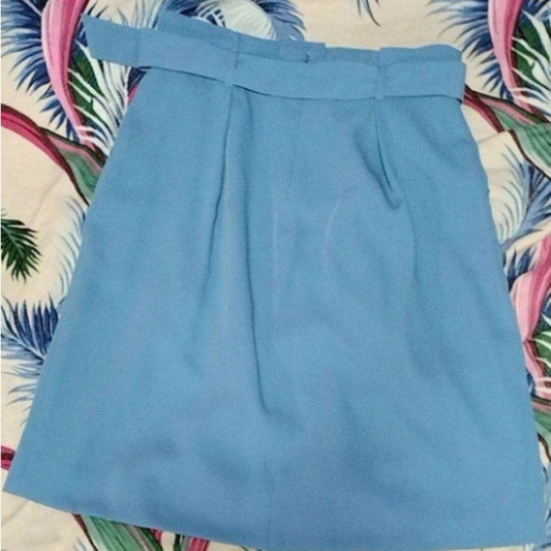 kumikyoku（組曲）(クミキョク)の未使用♥新品♥組曲♥クミキョク♥フレアスカート♥ひざ丈♥青♥プリーツ♥ベルト レディースのスカート(ひざ丈スカート)の商品写真