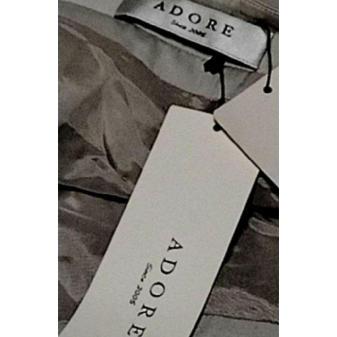 ADORE(アドーア)の未使用♥新品♥ADORE♥アドーア♥フレアスカート♥ライトグレー♥プリーツ♥膝丈 レディースのスカート(ひざ丈スカート)の商品写真