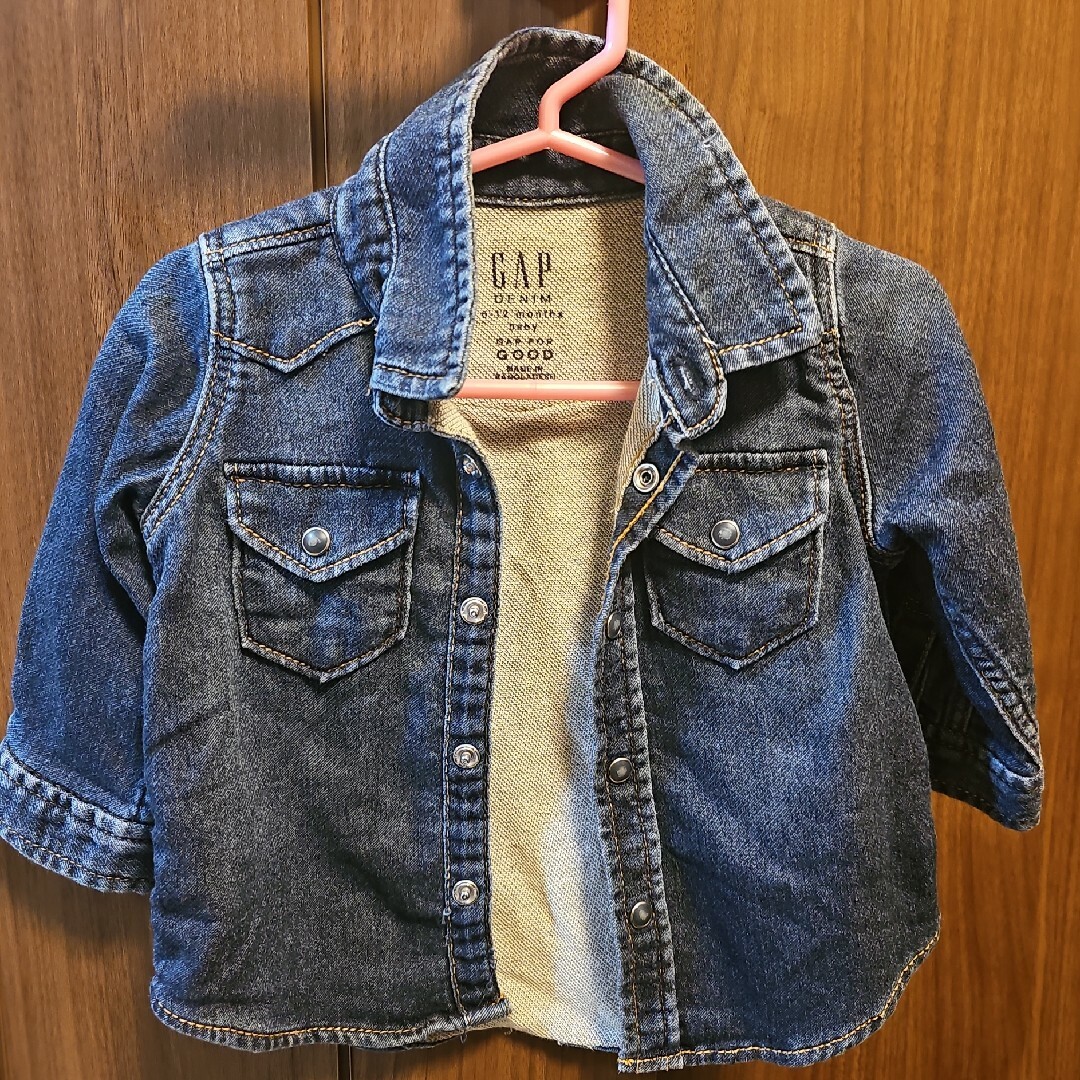 babyGAP(ベビーギャップ)のbabyGAP　デニムカーディガン　ジャケット　70センチ キッズ/ベビー/マタニティのベビー服(~85cm)(ジャケット/コート)の商品写真