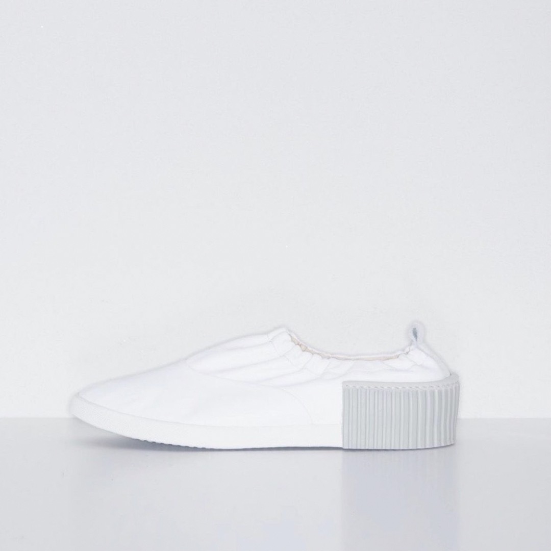 TOGA PULLA(トーガプルラ)のtoga pulla moc sneakers white/37 レディースの靴/シューズ(スリッポン/モカシン)の商品写真