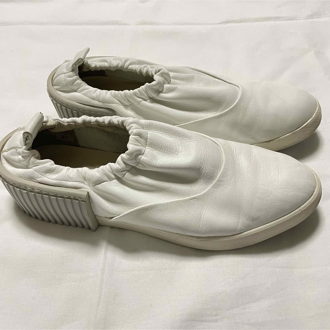 TOGA PULLA(トーガプルラ)のtoga pulla moc sneakers white/37 レディースの靴/シューズ(スリッポン/モカシン)の商品写真