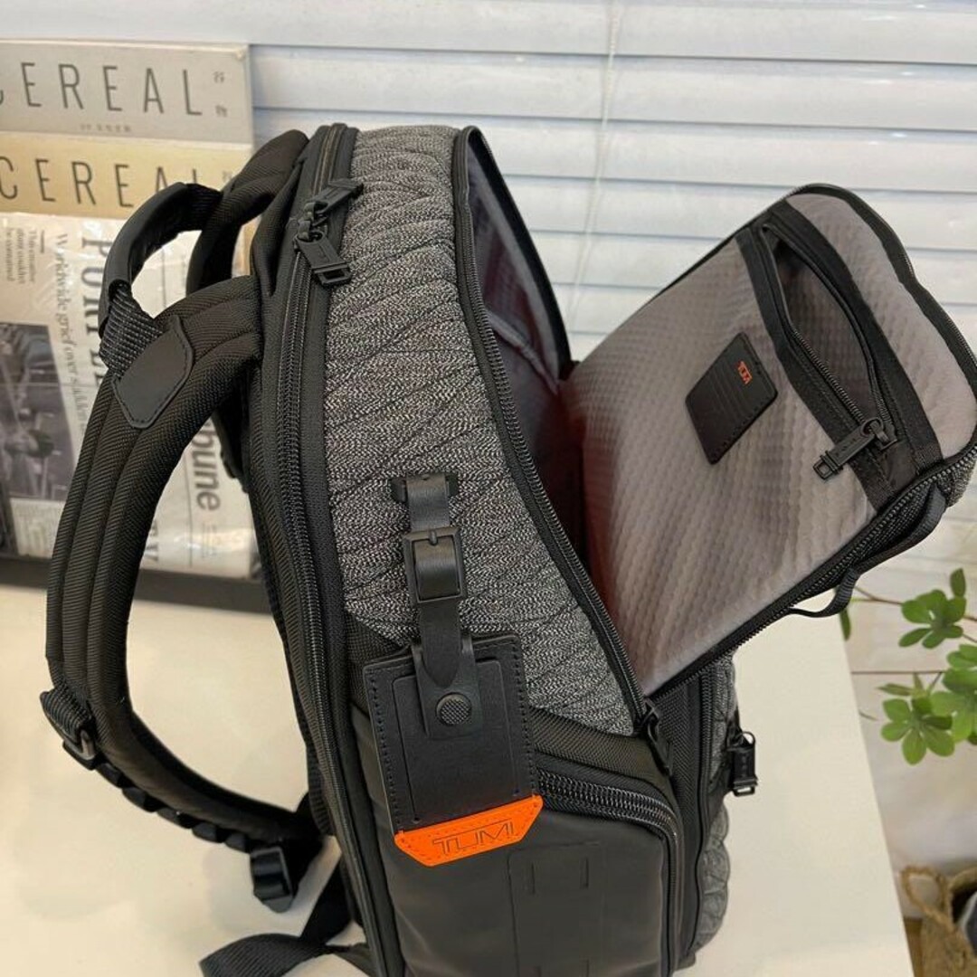 TUMI(トゥミ)のTUMI ALPHA BRAVO「サーチ」バックパック グレーニット レディースのバッグ(リュック/バックパック)の商品写真