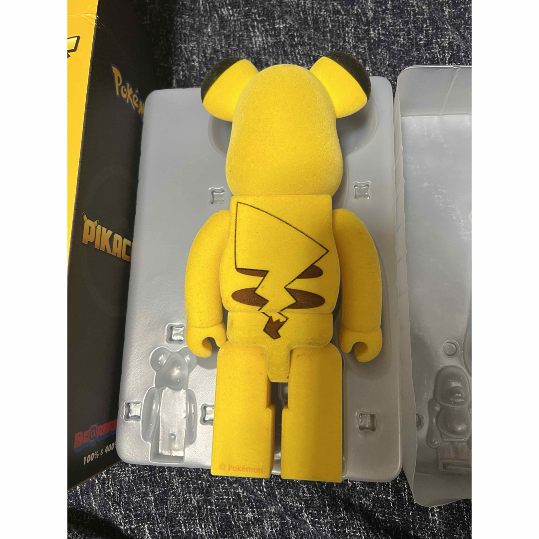 BE@RBRICK(ベアブリック)のベアブリック　ピカチュウ  フロッキー　フィギュア　400%のみ エンタメ/ホビーのフィギュア(その他)の商品写真