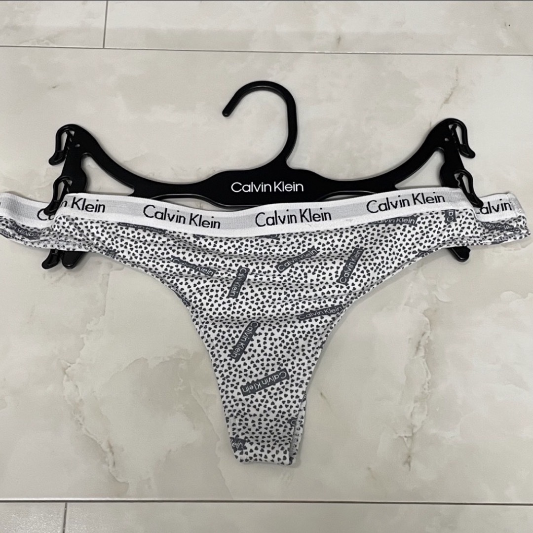 Calvin Klein(カルバンクライン)の新品未使用　カルバンクライン Tバック　ウェストロゴ　タンガ　S レディースの下着/アンダーウェア(ショーツ)の商品写真