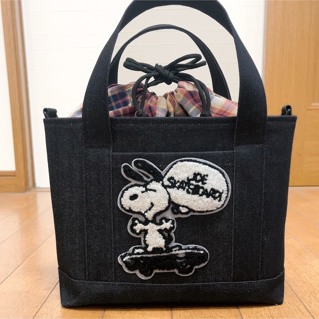 SNOOPY(スヌーピー)のハンドメイド　巾着　トートバッグ　デニム　スヌーピー 中バック レディースのバッグ(トートバッグ)の商品写真