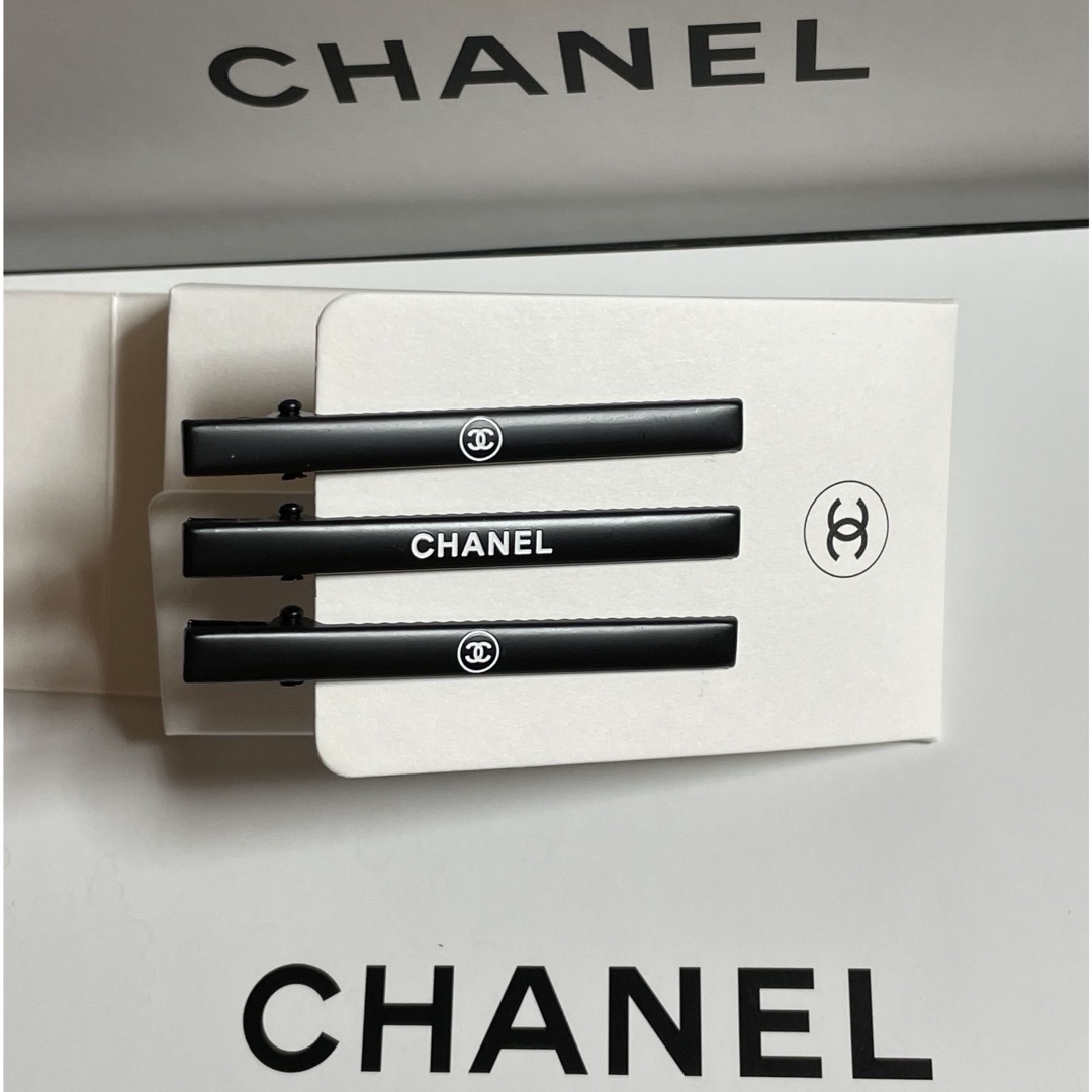 CHANEL(シャネル)のCHANEL  BEAUTEヘアクリップ ブラック 3本セット  レディースのヘアアクセサリー(バレッタ/ヘアクリップ)の商品写真