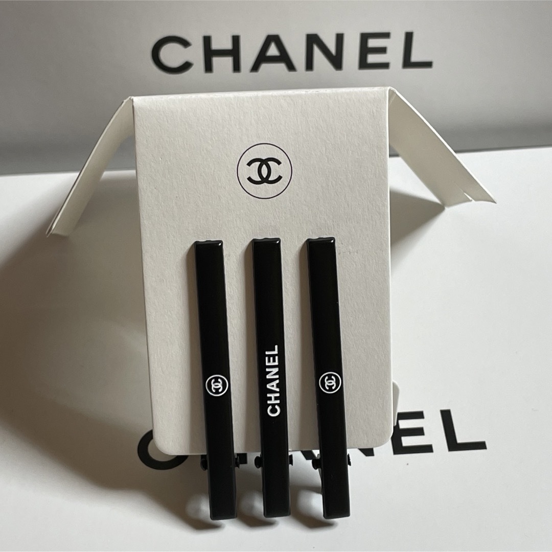 CHANEL(シャネル)のCHANEL  BEAUTEヘアクリップ ブラック 3本セット  レディースのヘアアクセサリー(バレッタ/ヘアクリップ)の商品写真