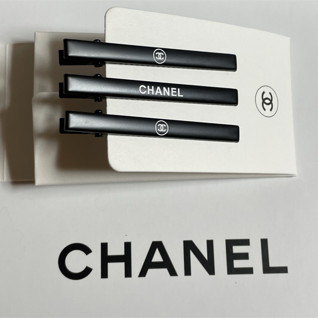 CHANEL(シャネル)のCHANEL  BEAUTEヘアクリップ ブラック 3本セット  レディースのヘアアクセサリー(バレッタ/ヘアクリップ)の商品写真