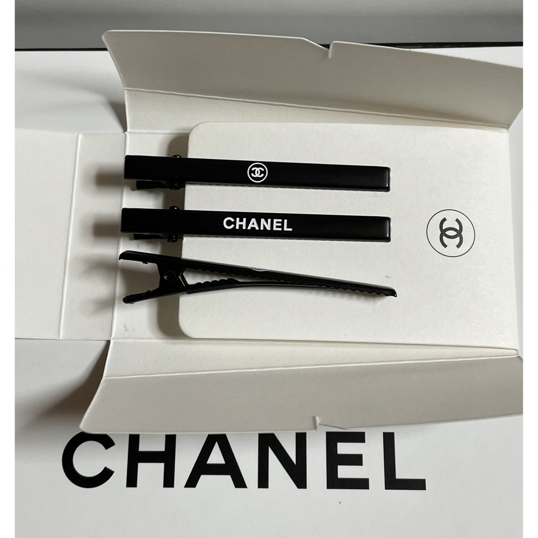 CHANEL(シャネル)のCHANEL  BEAUTEヘアクリップ ブラック 3本セット  レディースのヘアアクセサリー(バレッタ/ヘアクリップ)の商品写真