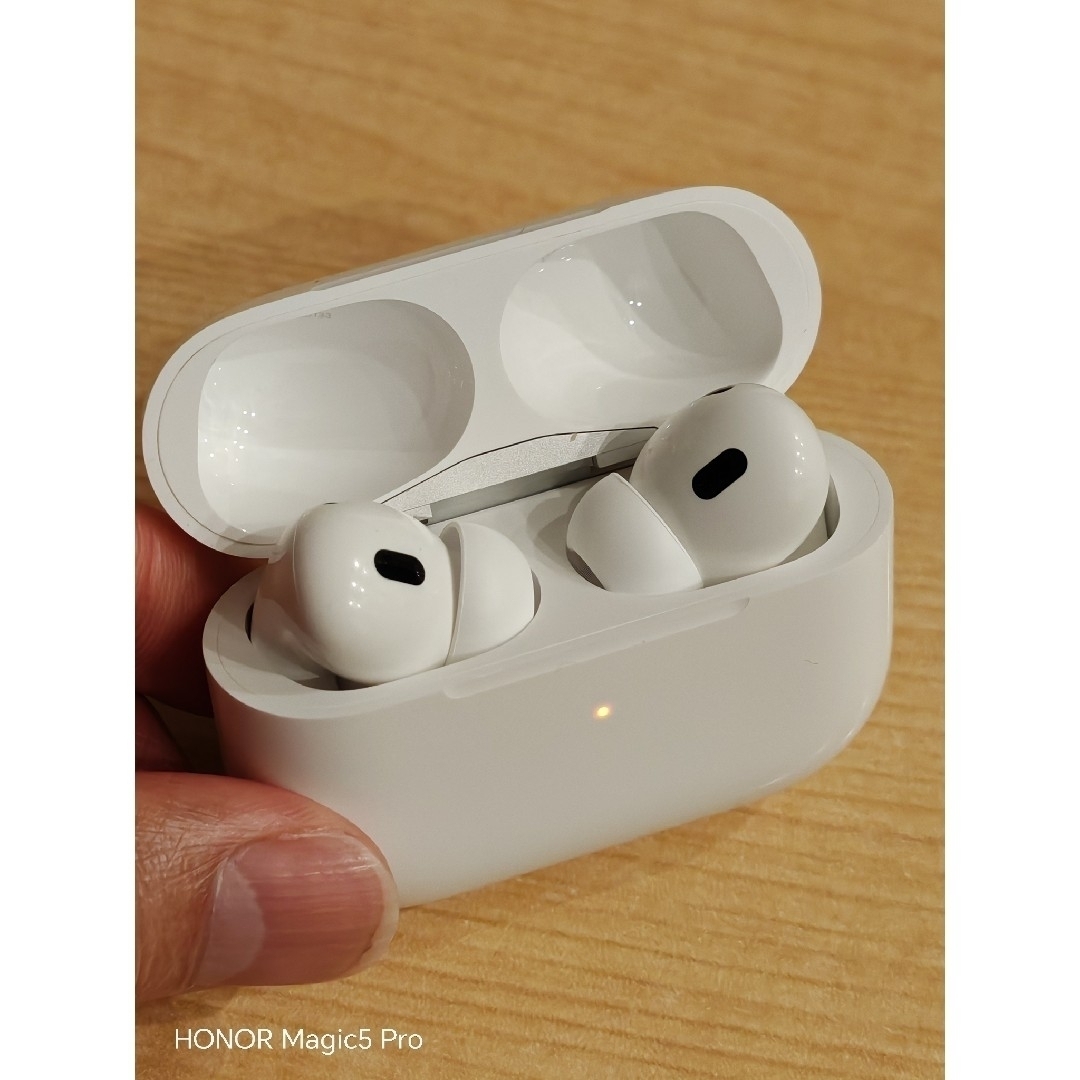 Apple(アップル)の【極美品】AirPodsPro 第2世代+Michael Korsケース付き スマホ/家電/カメラのオーディオ機器(ヘッドフォン/イヤフォン)の商品写真