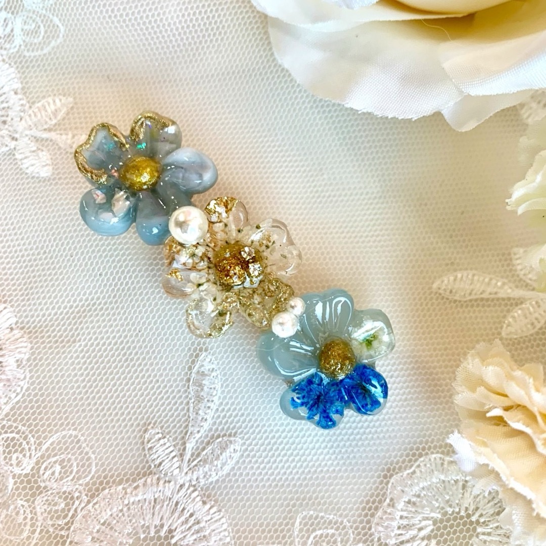 お花の形のバレッタ(ブルー) ハンドメイドのアクセサリー(ヘアアクセサリー)の商品写真