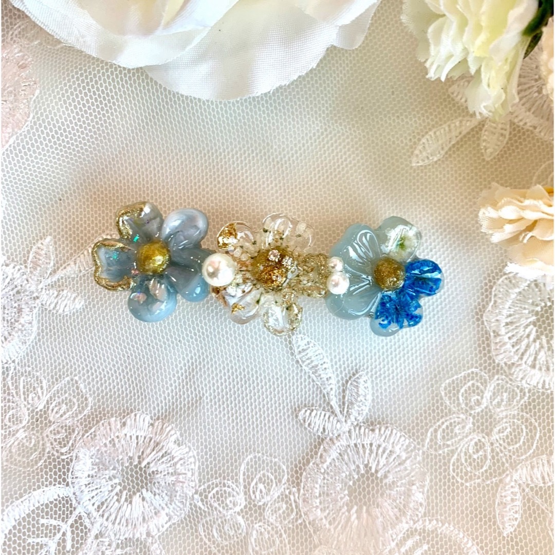 お花の形のバレッタ(ブルー) ハンドメイドのアクセサリー(ヘアアクセサリー)の商品写真