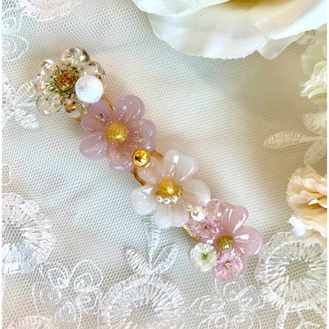 お花の形のバレッタ(ピンク) ハンドメイドのアクセサリー(ヘアアクセサリー)の商品写真
