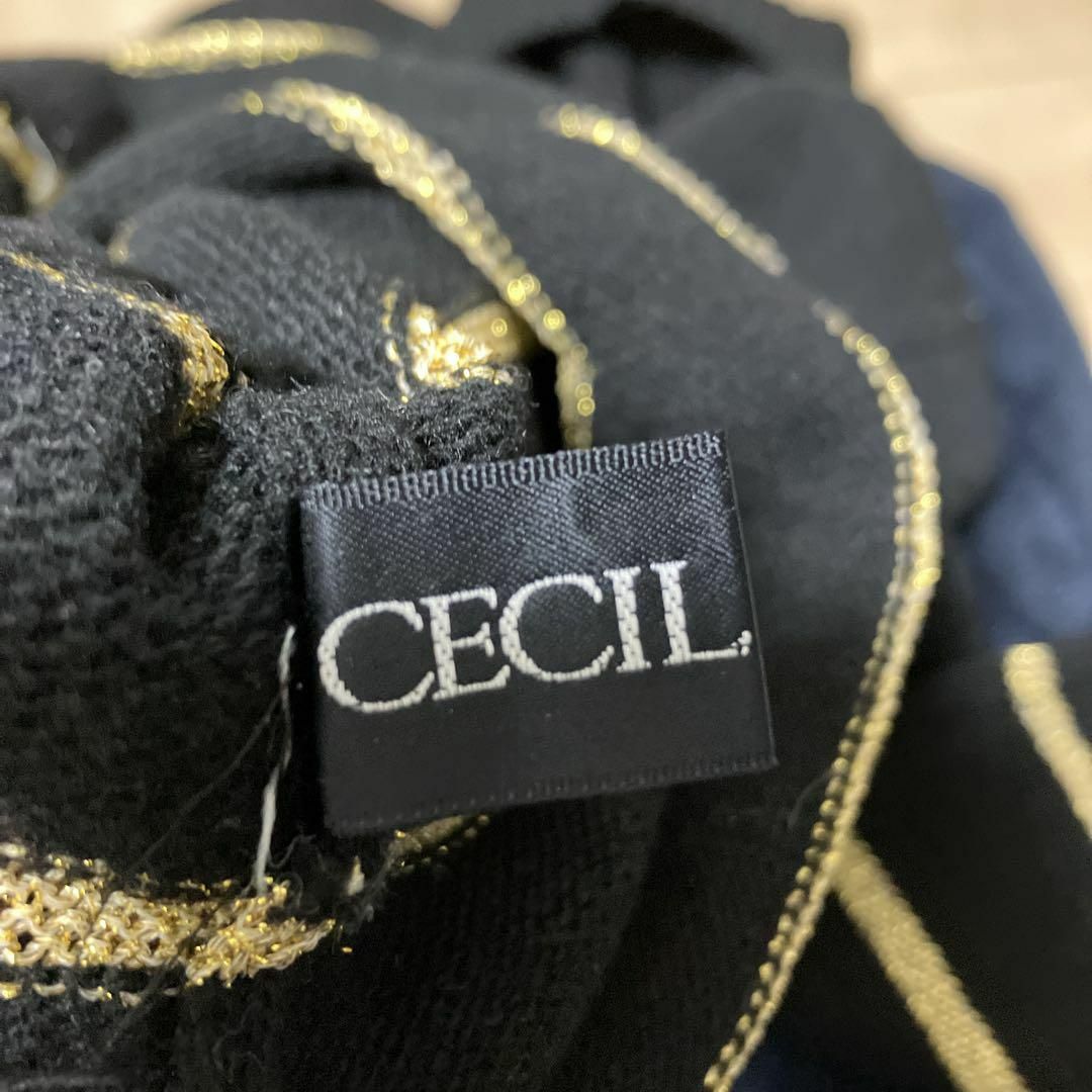 CECIL McBEE(セシルマクビー)のCECIL McBEEセシルマクビー ボーダーニット 黒×金 7部袖 レディースのトップス(ニット/セーター)の商品写真