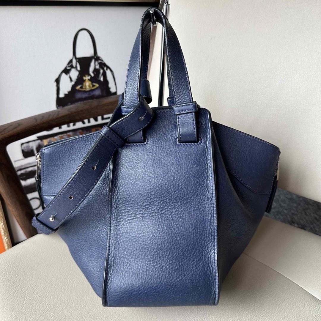 LOEWE(ロエベ)のLOEWE ハンモック　スモール　ネイビー　2WAYバッグ　ショルダー　ハンド レディースのバッグ(ショルダーバッグ)の商品写真