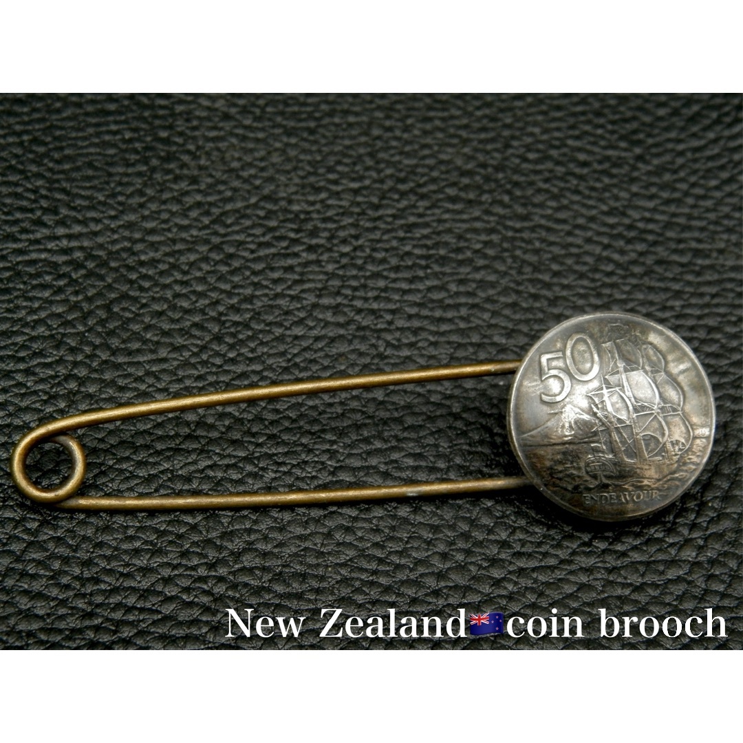＃B86  New Zealand Coin Brooch レディースのアクセサリー(ブローチ/コサージュ)の商品写真