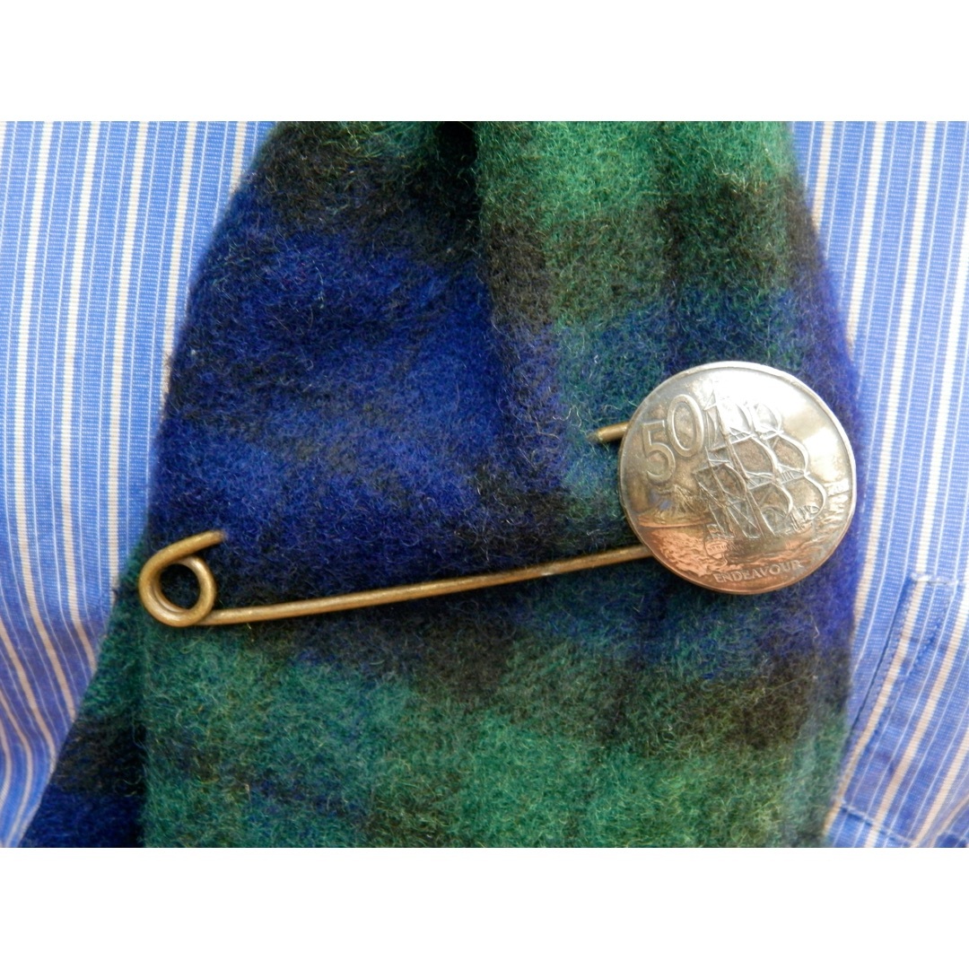 ＃B86  New Zealand Coin Brooch レディースのアクセサリー(ブローチ/コサージュ)の商品写真