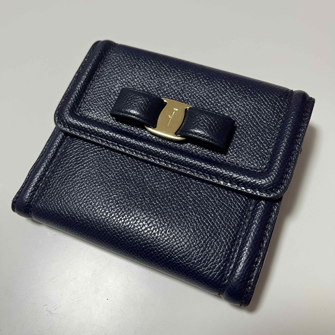 Salvatore Ferragamo(サルヴァトーレフェラガモ)のSalvatore Ferragamo 財布　紺 レディースのファッション小物(財布)の商品写真