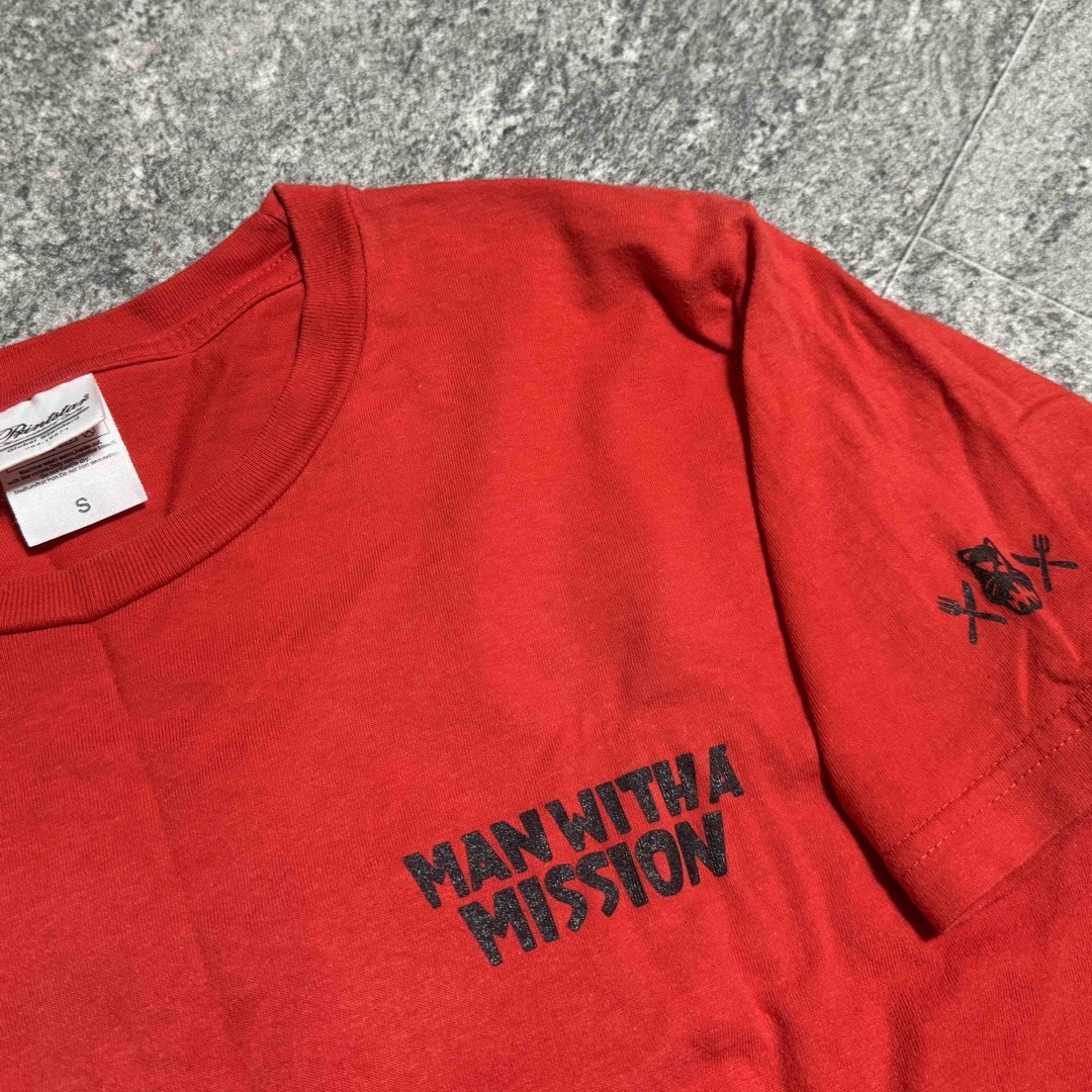 MAN WITH A MISSION(マンウィズアミッション)の【レッド】マンウィズ　LOGO Tシャツ　Sサイズ エンタメ/ホビーのタレントグッズ(ミュージシャン)の商品写真