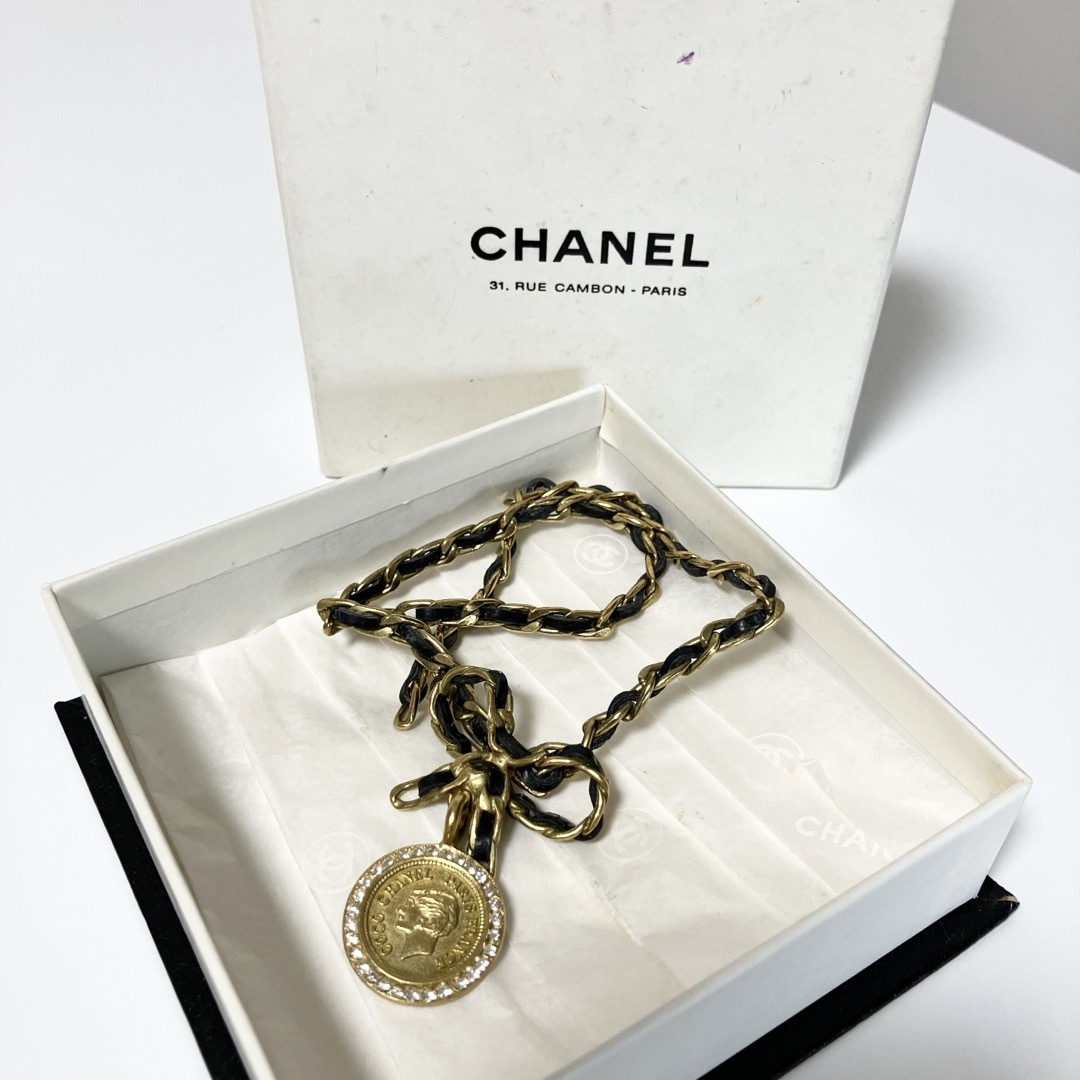 CHANEL(シャネル)のCHANEL シャネル コイン リボン ラインストーン ネックレス ブラック 黒 レディースのアクセサリー(ネックレス)の商品写真