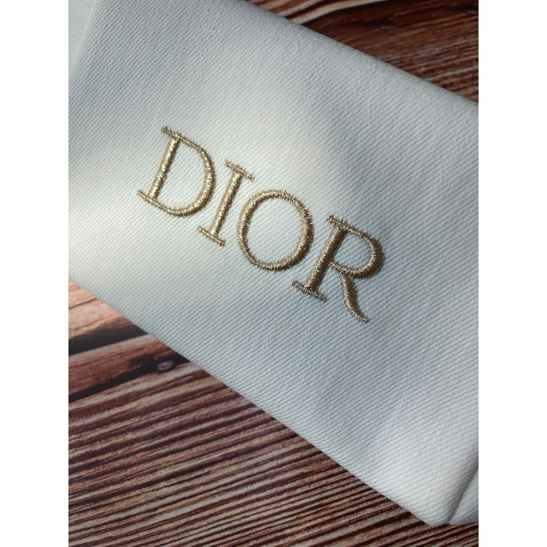 Christian Dior(クリスチャンディオール)の新品　DIORディオール　ノベルティ ポーチ   ホワイト正規品　ゴールドロゴ レディースのファッション小物(ポーチ)の商品写真