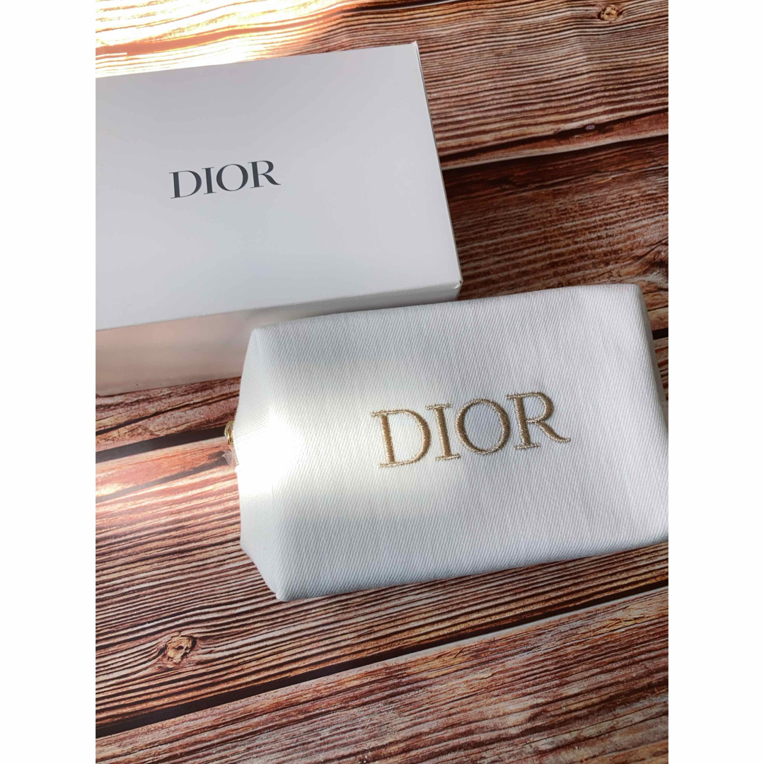 Christian Dior(クリスチャンディオール)の新品　DIORディオール　ノベルティ ポーチ   ホワイト正規品　ゴールドロゴ レディースのファッション小物(ポーチ)の商品写真