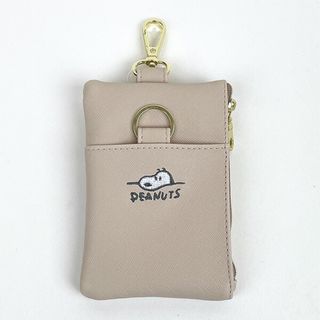 スヌーピー(SNOOPY)のスヌーピー デスク刺繍パスポーチ (ベージュ) パスケース 定期入れ ICカードケース SNOOPY(パスケース/IDカードホルダー)