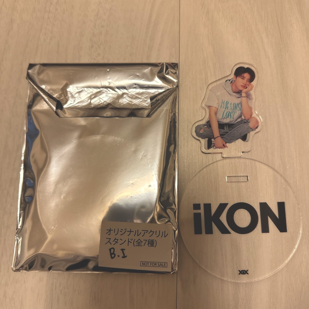 iKON(アイコン)のiKON アクリルスタンドB.I エンタメ/ホビーのタレントグッズ(アイドルグッズ)の商品写真