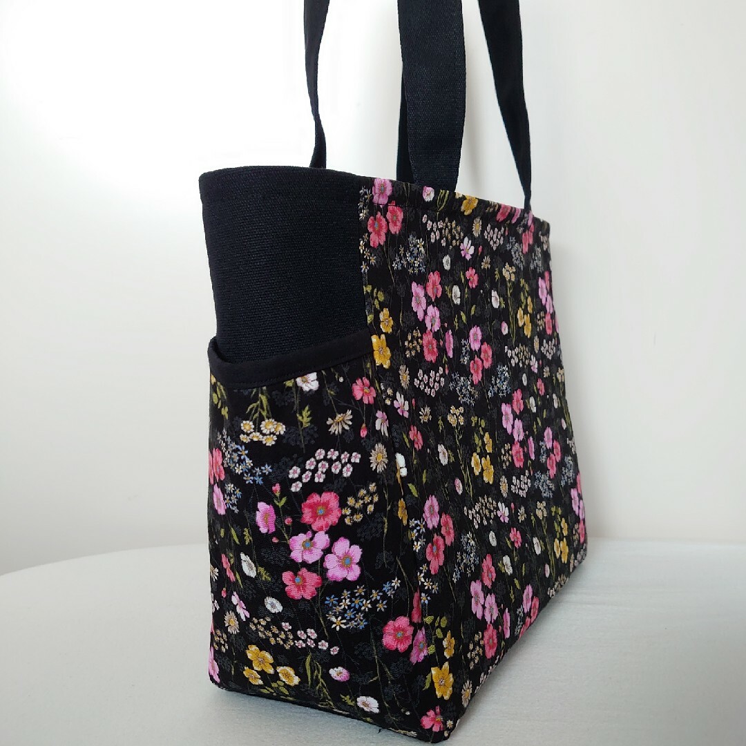 限定価格　草花ボタニカル　サイドポケット　肩掛けトートバッグ　ハンドメイド ハンドメイドのファッション小物(バッグ)の商品写真