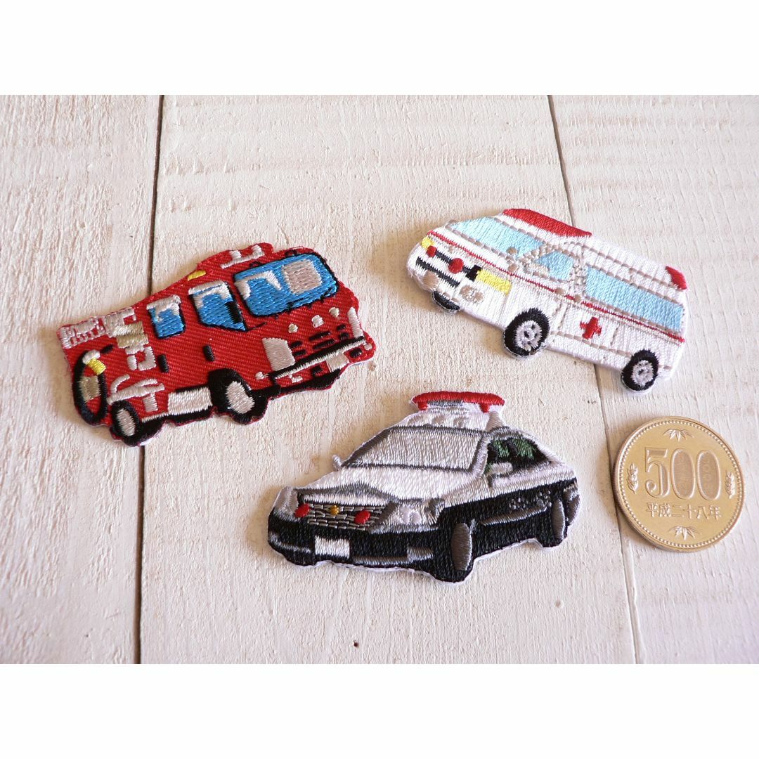 【即購入OK】救急車　パトカー　消防車　 ３枚 アイロンワッペン アップリケ ハンドメイドの素材/材料(その他)の商品写真