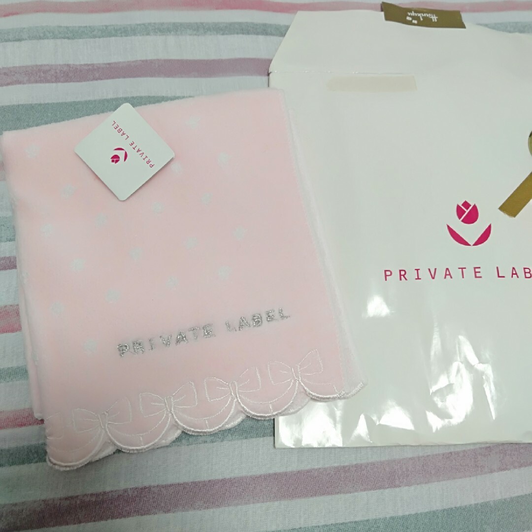 PRIVATE LABEL(プライベートレーベル)の新品未使用　プライベートレーベル　リボン柄　タオルハンカチ レディースのファッション小物(ハンカチ)の商品写真