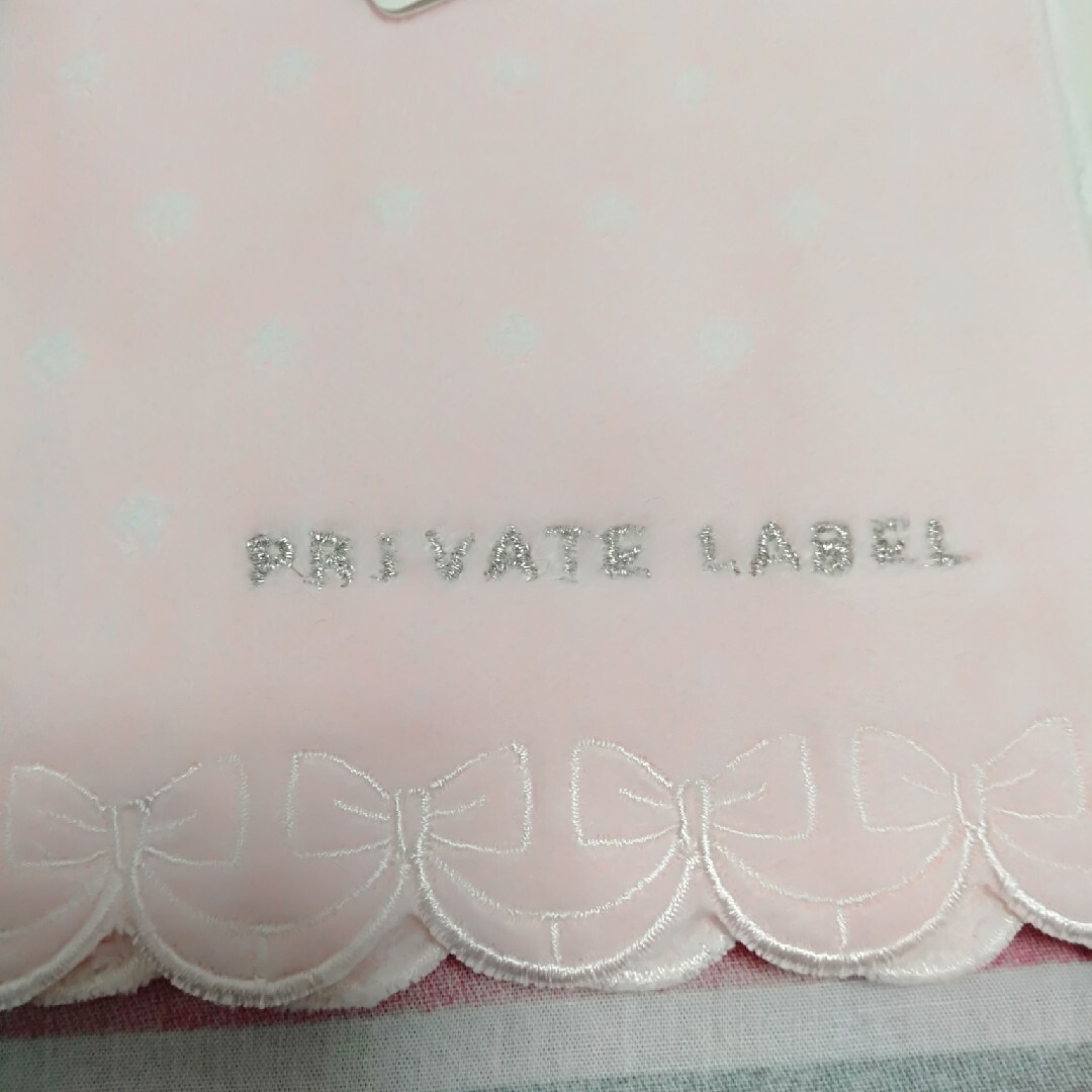 PRIVATE LABEL(プライベートレーベル)の新品未使用　プライベートレーベル　リボン柄　タオルハンカチ レディースのファッション小物(ハンカチ)の商品写真
