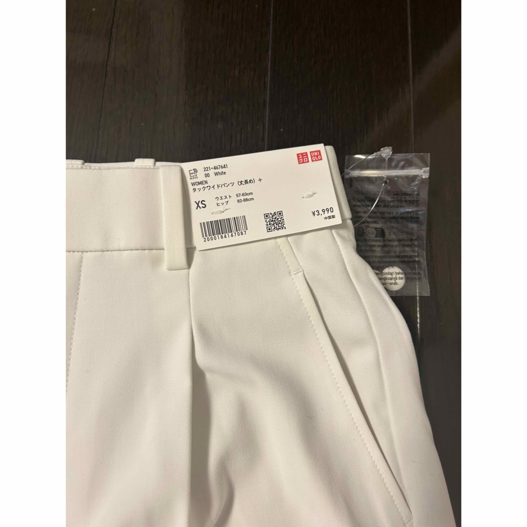 UNIQLO(ユニクロ)の新品タグ付　ユニクロ　タックワイドパンツ丈長め　ホワイトXS レディースのパンツ(カジュアルパンツ)の商品写真