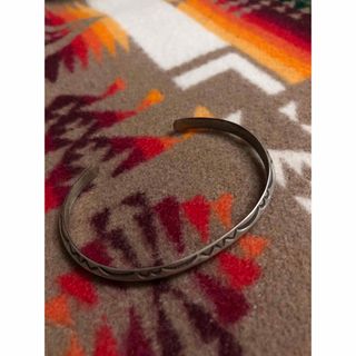 インディアンジュエリー(INDIAN JEWELRY)のナバホ レイアダカイ Ray Adakaiバングル5mm(バングル/リストバンド)