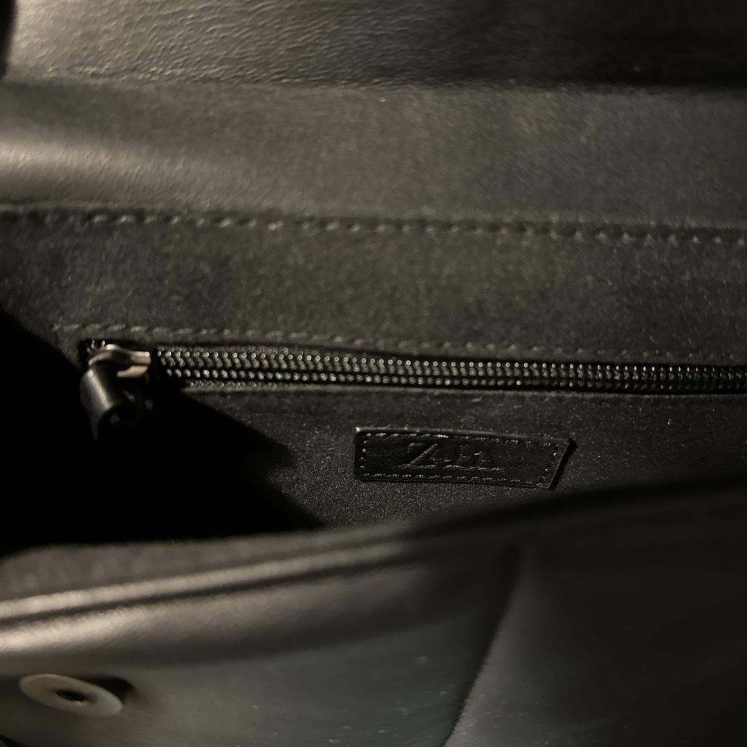 ZARA(ザラ)のZARA フェイクレザー フラップ ショルダーバッグ 黒ブラック メンズのバッグ(ショルダーバッグ)の商品写真