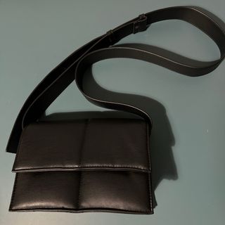 ZARA - ZARA フェイクレザー フラップ ショルダーバッグ 黒ブラック