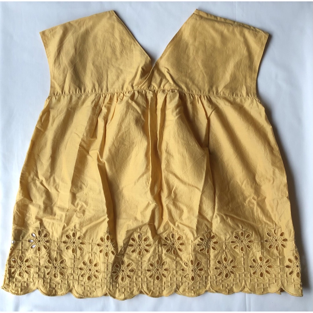 UNIQLO(ユニクロ)のユニクロ　ノースリーブブラウス　刺繍　黄色　Vネック　春夏ブラウス レディースのトップス(シャツ/ブラウス(半袖/袖なし))の商品写真