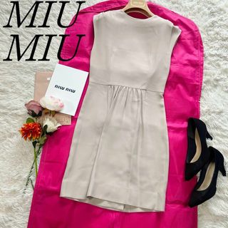 ミュウミュウ(miumiu)の【美品】MIU MIU 膝丈ワンピース ベージュ フレンチスリーブ 36(ひざ丈ワンピース)