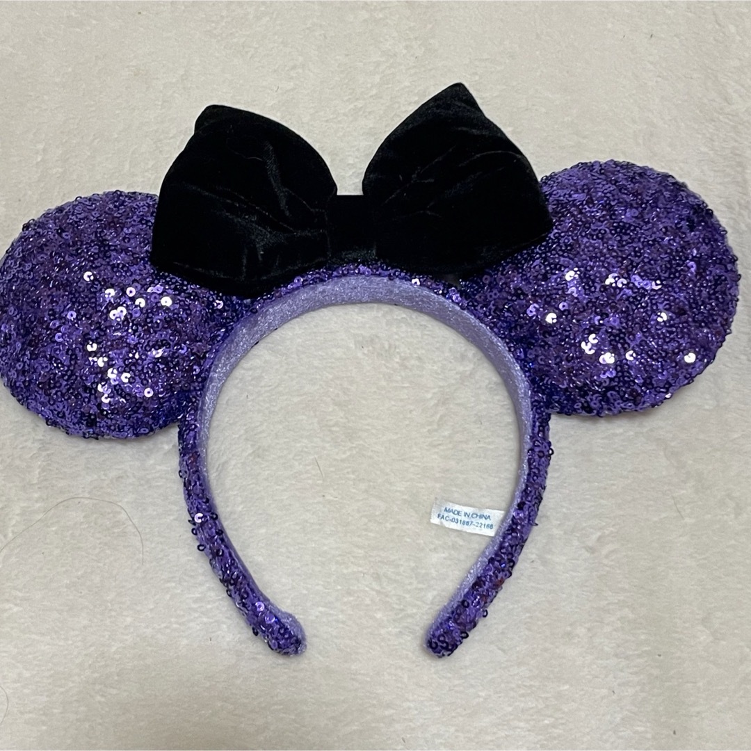 Disney(ディズニー)のディズニー カチューシャ 紫 スパンコール レディースのヘアアクセサリー(カチューシャ)の商品写真