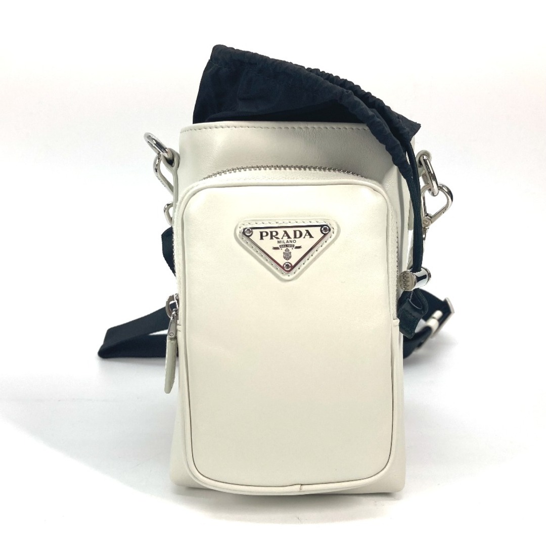 PRADA(プラダ)のプラダ PRADA トライアングルロゴ 三角ロゴ プレート 2ZH155 フォンケース 斜め掛け ポシェット ショルダーバッグ レザー ホワイト 美品 メンズのバッグ(ショルダーバッグ)の商品写真