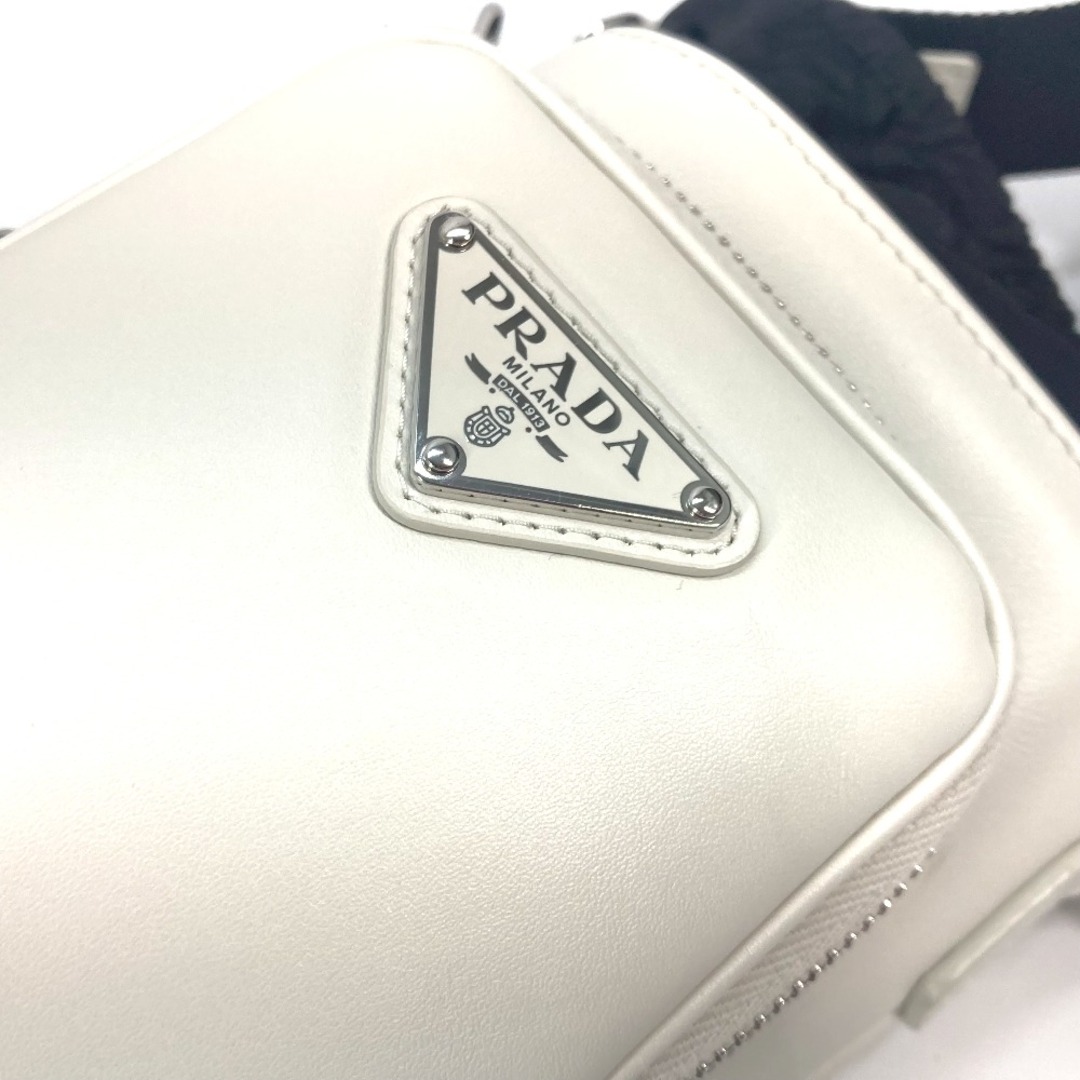 PRADA(プラダ)のプラダ PRADA トライアングルロゴ 三角ロゴ プレート 2ZH155 フォンケース 斜め掛け ポシェット ショルダーバッグ レザー ホワイト 美品 メンズのバッグ(ショルダーバッグ)の商品写真