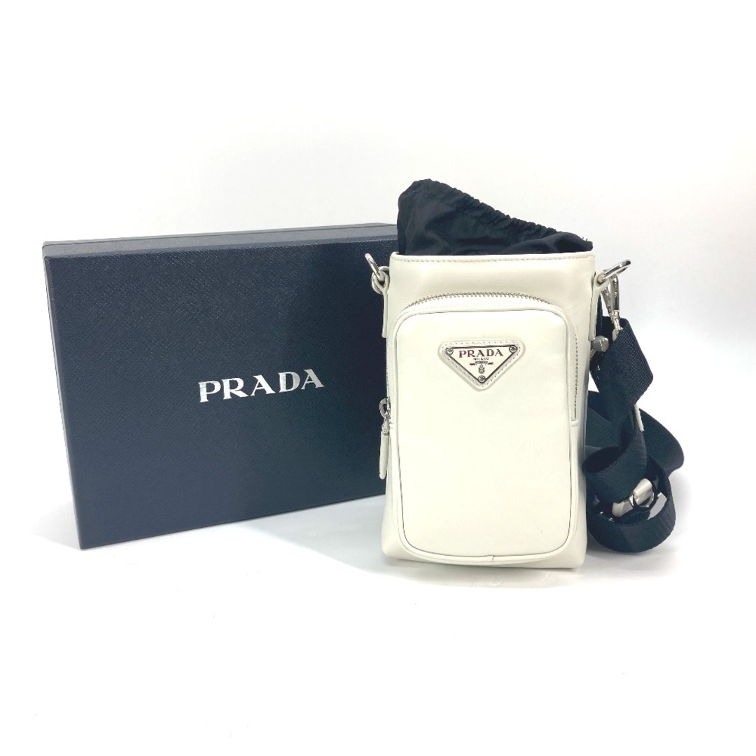 PRADA(プラダ)のプラダ PRADA トライアングルロゴ 三角ロゴ プレート 2ZH155 フォンケース 斜め掛け ポシェット ショルダーバッグ レザー ホワイト 美品 メンズのバッグ(ショルダーバッグ)の商品写真