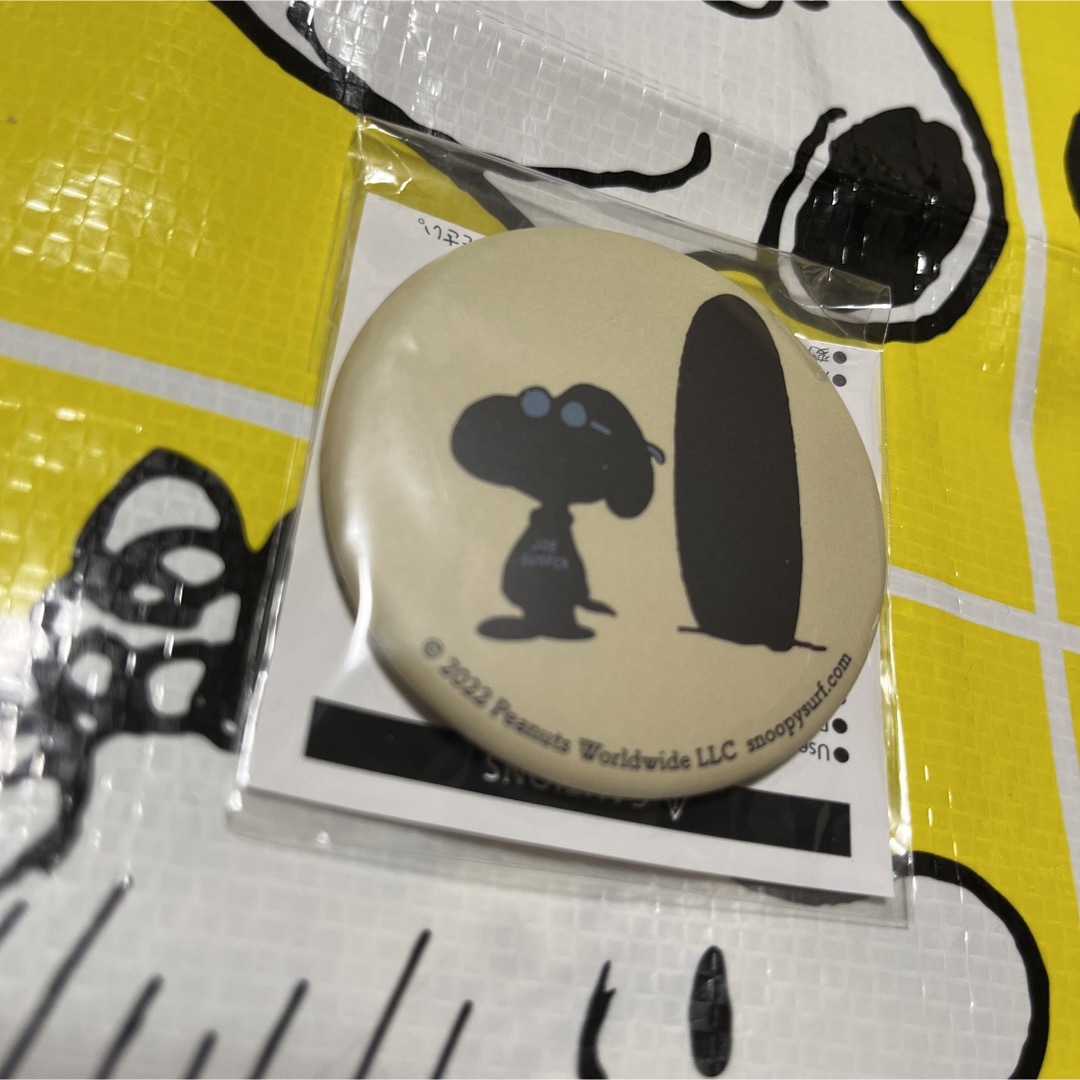 スヌーピーサーフショップ 缶バッジ ベージュ エンタメ/ホビーのおもちゃ/ぬいぐるみ(キャラクターグッズ)の商品写真