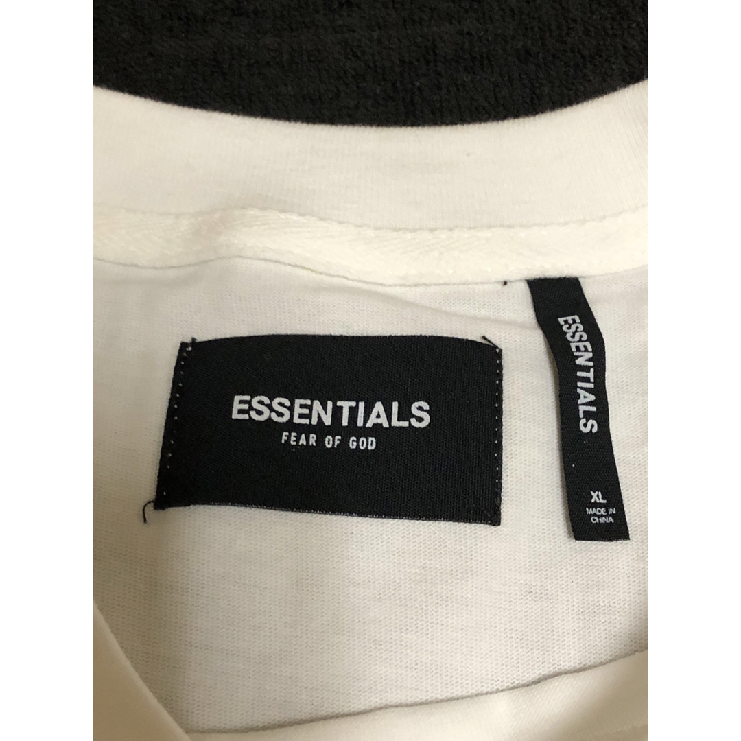 FEAR OF GOD(フィアオブゴッド)のほぼ新品FOG-Fear Of God Essentials バックロゴTシャツ メンズのトップス(Tシャツ/カットソー(半袖/袖なし))の商品写真