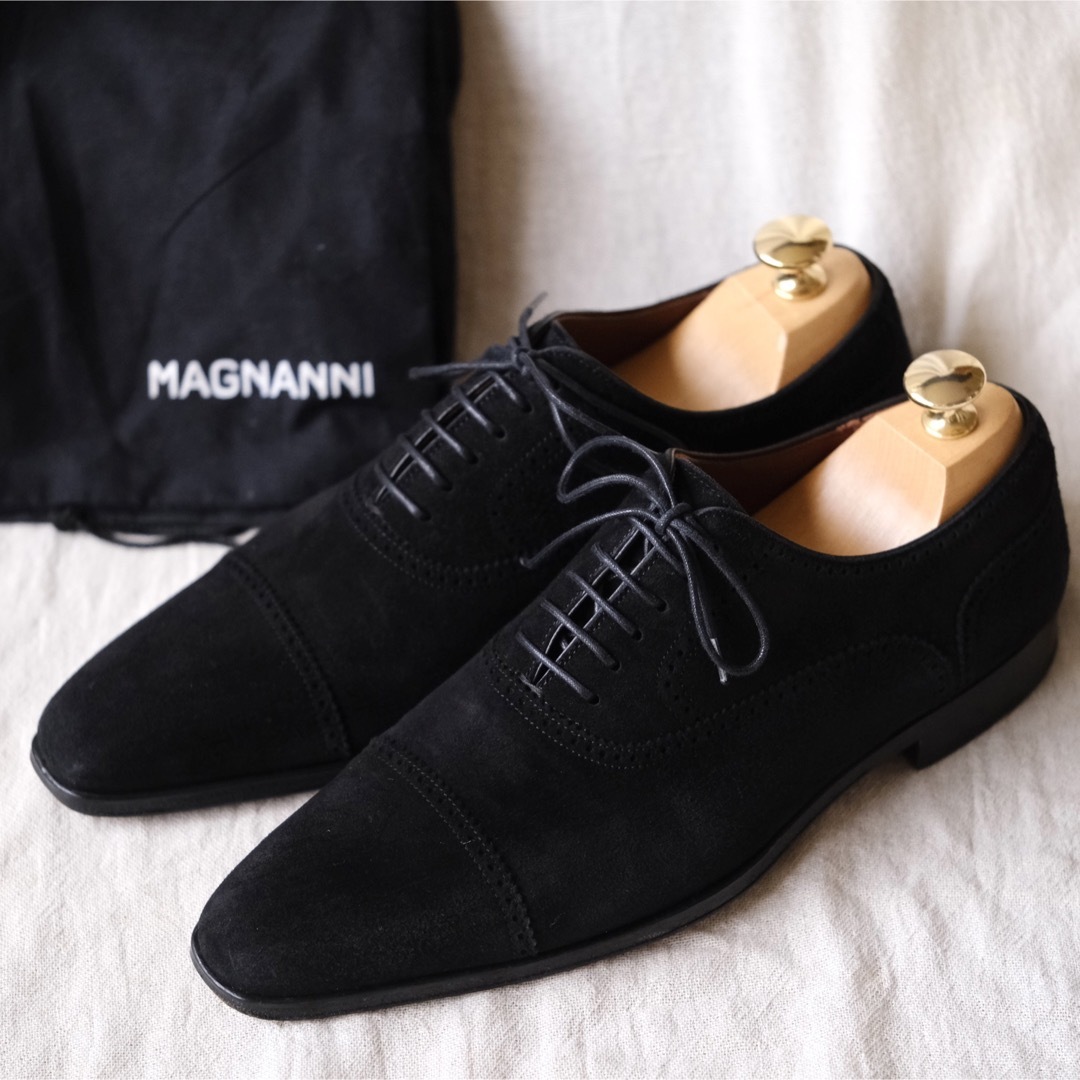 MAGNANNI(マグナーニ)の美品MAGNANNI ブローギングスウェードストレートチップ 黒38 メンズの靴/シューズ(ドレス/ビジネス)の商品写真