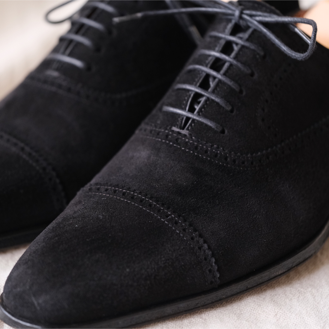 MAGNANNI(マグナーニ)の美品MAGNANNI ブローギングスウェードストレートチップ 黒38 メンズの靴/シューズ(ドレス/ビジネス)の商品写真